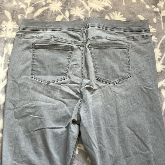 NWOT Torrid Grey Jeans - crop lean super soft “feel the fit” Sz Torrid 4 (26/4X) - Picture 7 of 13
